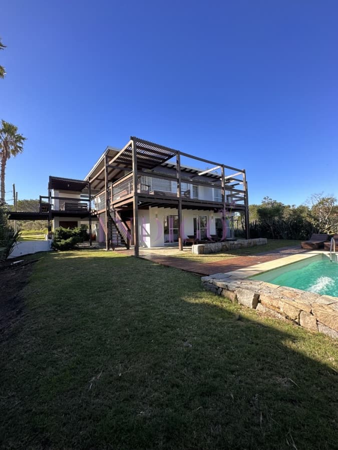 Espectacular casa en venta y alquiler con toda la vista al mar en la zona mas exclusiva de Punta del Este. - Indigo Propiedades