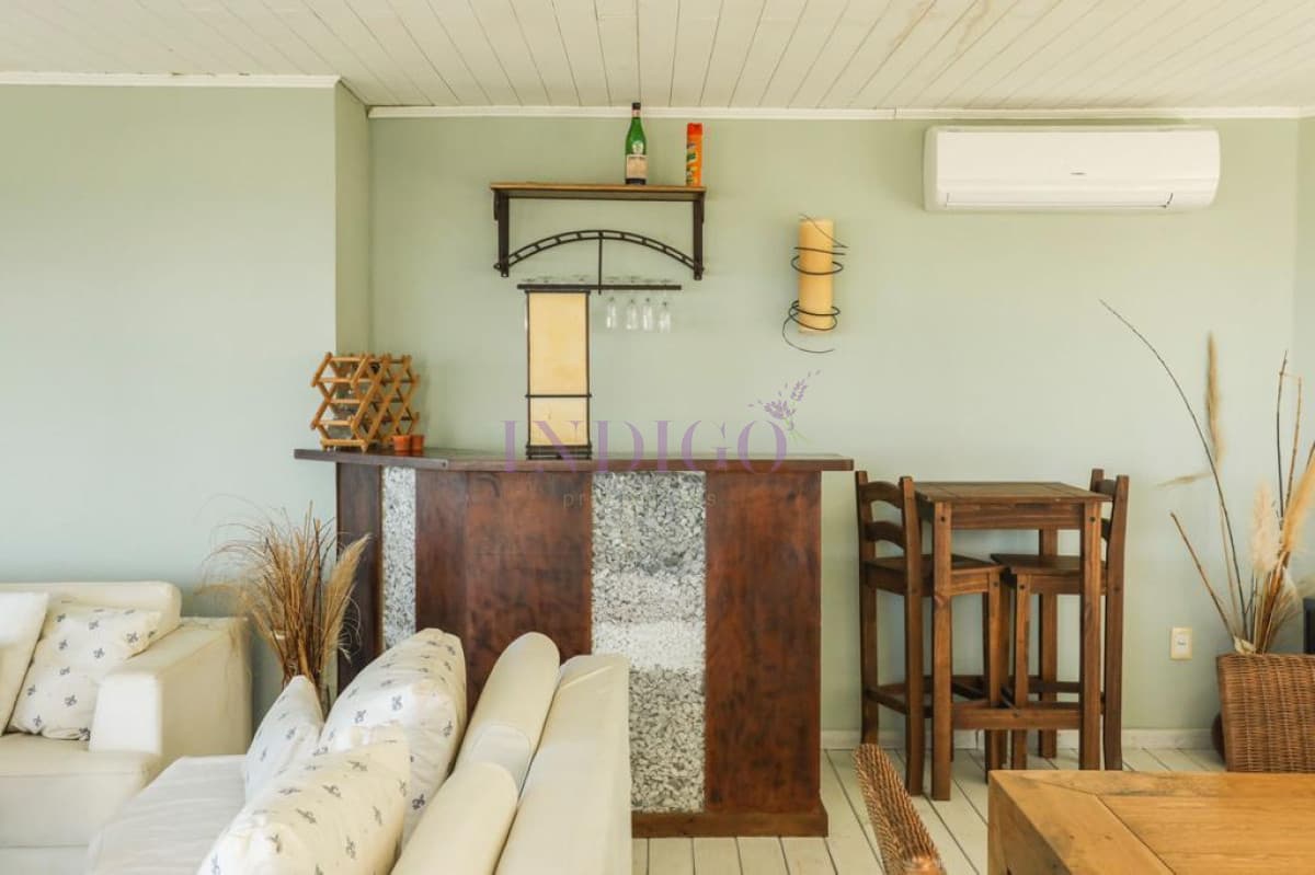 Venta y alquiler en pleno Montoya, casa de 6 dormitorios mas servicio. - Indigo Propiedades