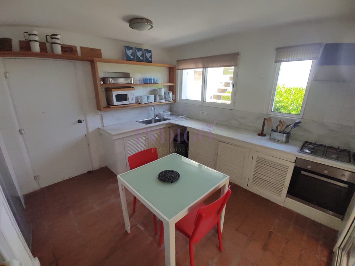 Casa en el Pueblo de José Ignacio, Piscina y Amplio Parrillero, 4 Dormitoritos mas dependencia y cochera. - Indigo Propiedades