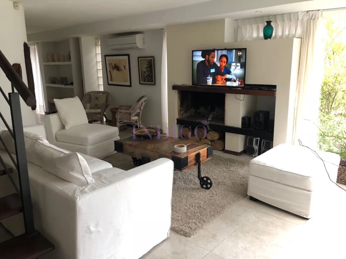 Importante casa en alquiler en pleno Montoya, 4 dormitorios. - Indigo Propiedades