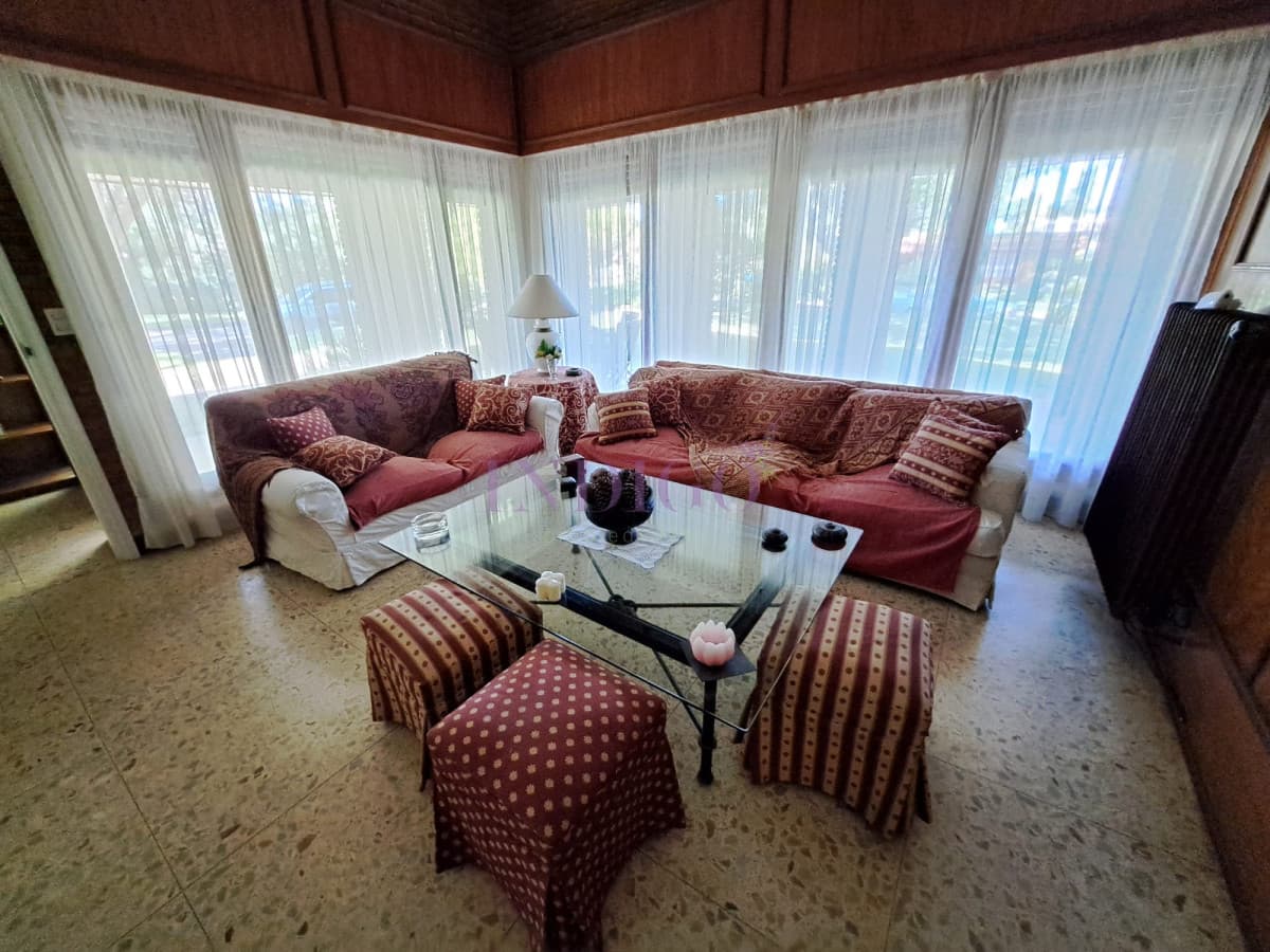 Amplia casa en las paradas, vasto jardín con muy buen parrillero y a metros del mar! Ideal para veranear! - Indigo Propiedades