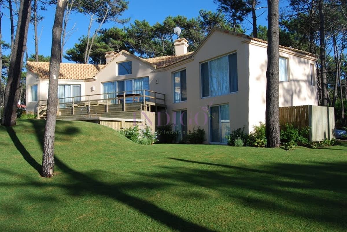 Laguna blanca, casa de 5 dormitorios y dependencia - Indigo Propiedades