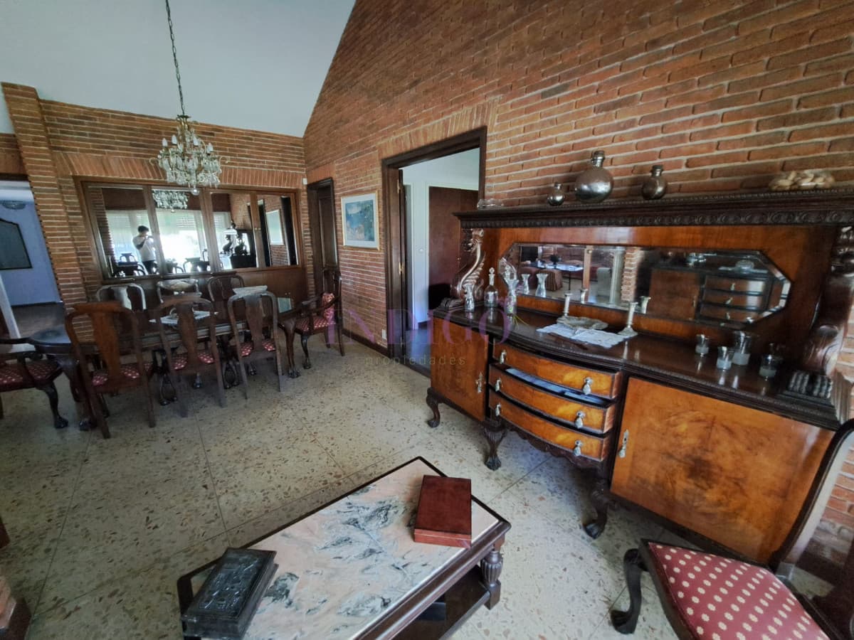 Amplia casa en las paradas, vasto jardín con muy buen parrillero y a metros del mar! Ideal para veranear! - Indigo Propiedades