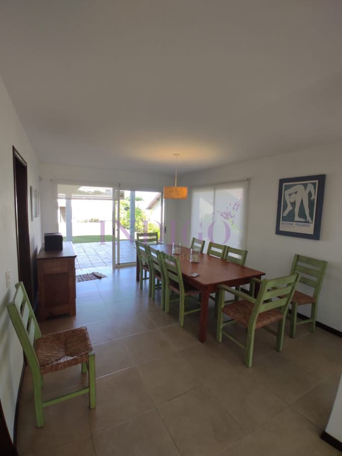 Muy buena casa en alquiler a pasitos del agua en Montoya, 5 dormitorios . - Indigo Propiedades