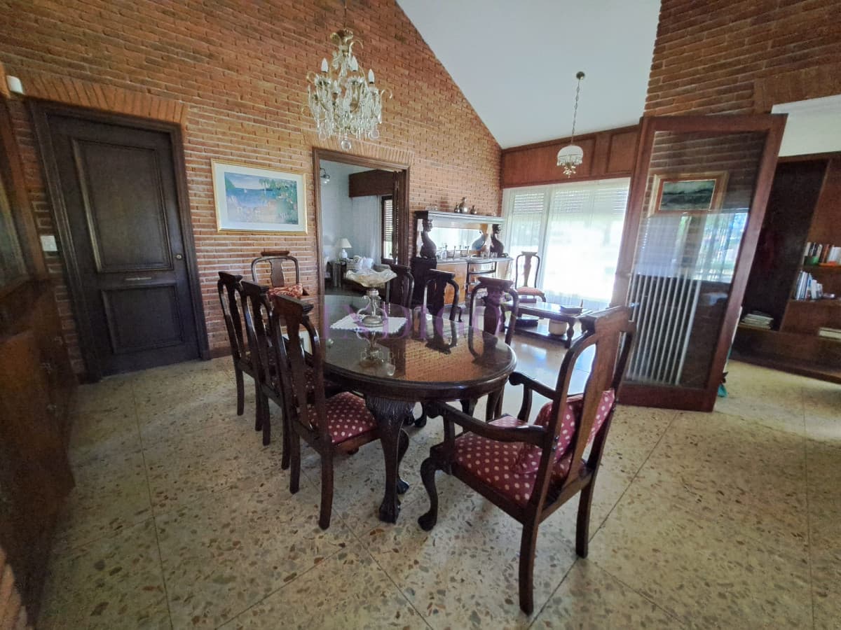 Amplia casa en las paradas, vasto jardín con muy buen parrillero y a metros del mar! Ideal para veranear! - Indigo Propiedades