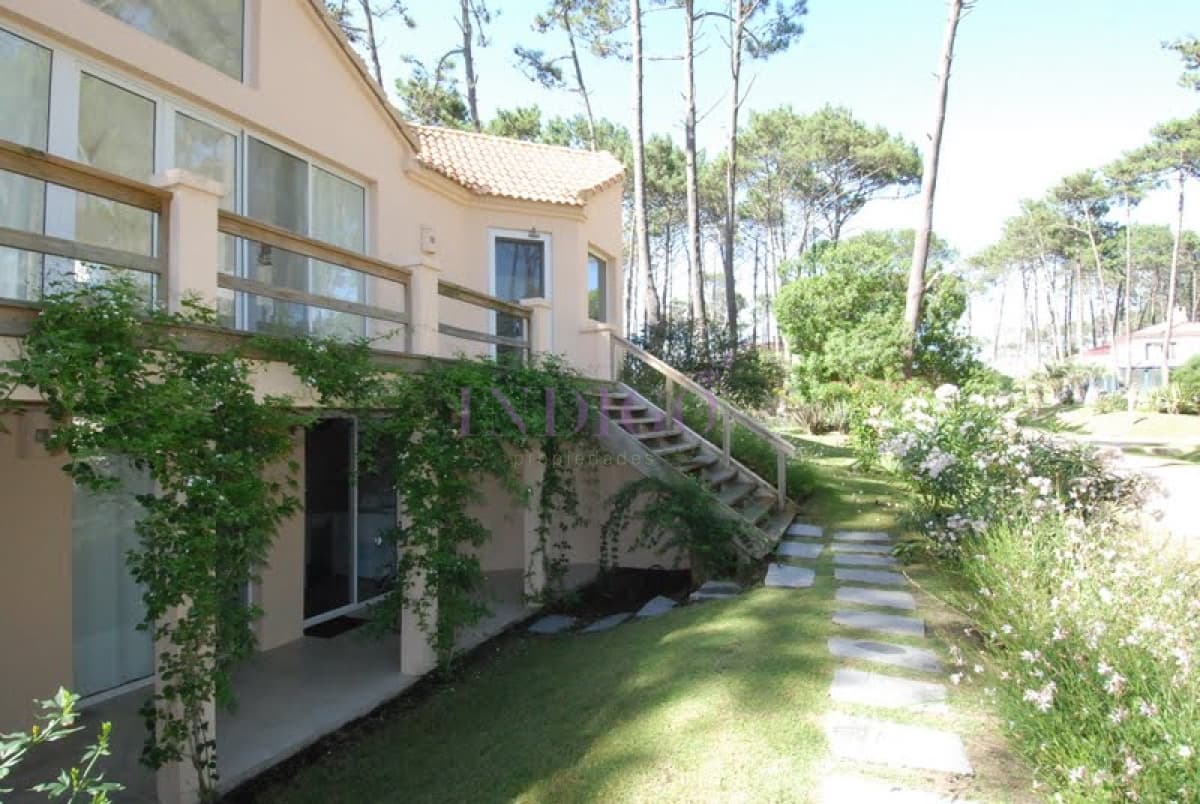 Laguna blanca, casa de 5 dormitorios y dependencia - Indigo Propiedades