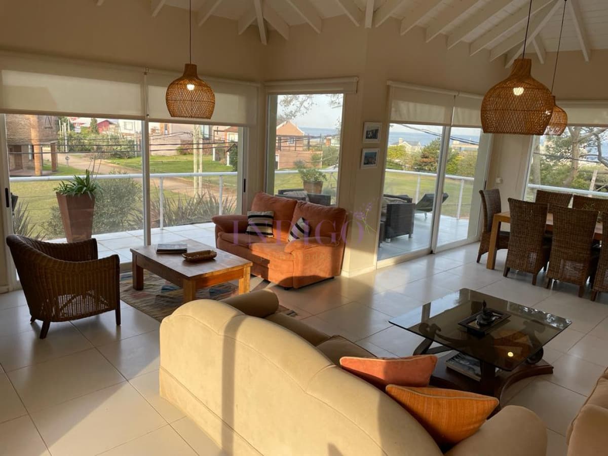 Casa en venta y alquiler en pleno Montoya, 6 dormitorios mas dependencia de servicio. - Indigo Propiedades