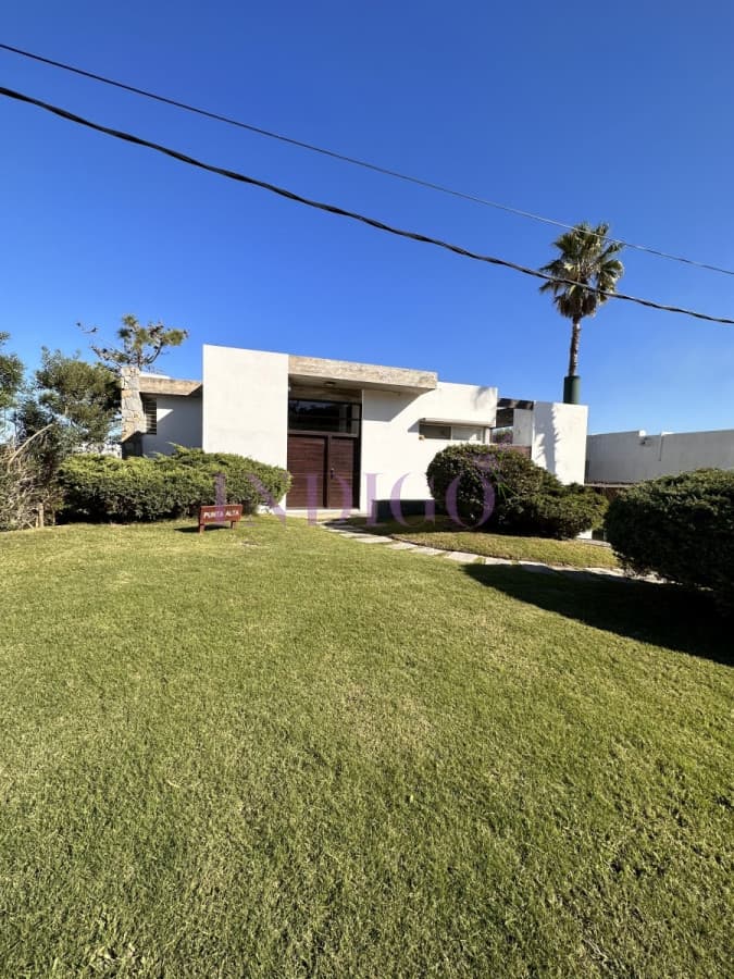 Espectacular casa en venta y alquiler con toda la vista al mar en la zona mas exclusiva de Punta del Este. - Indigo Propiedades