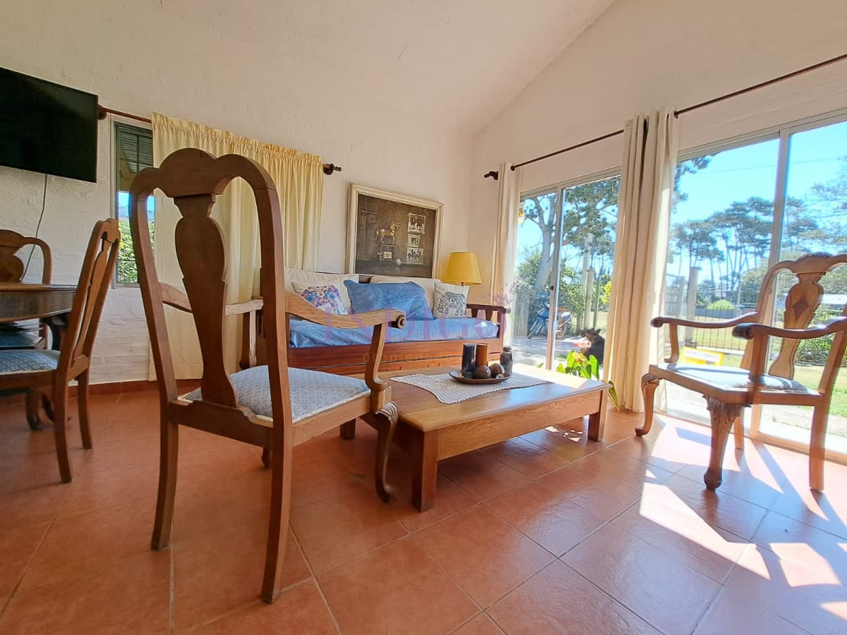 Casa con amplio jardín en zona tranquila y a minutos del mar! - Indigo Propiedades