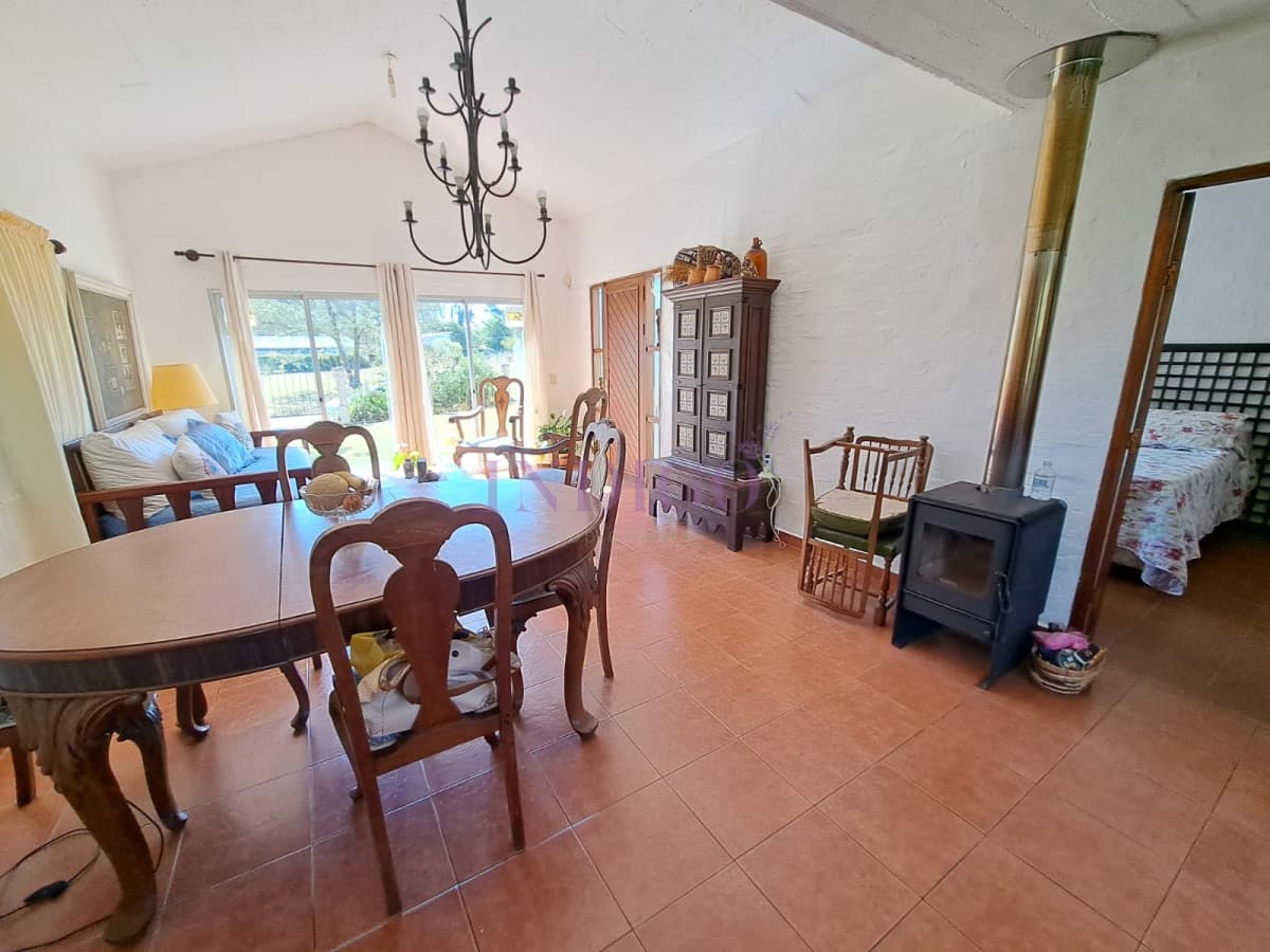 Casa con amplio jardín en zona tranquila y a minutos del mar! - Indigo Propiedades