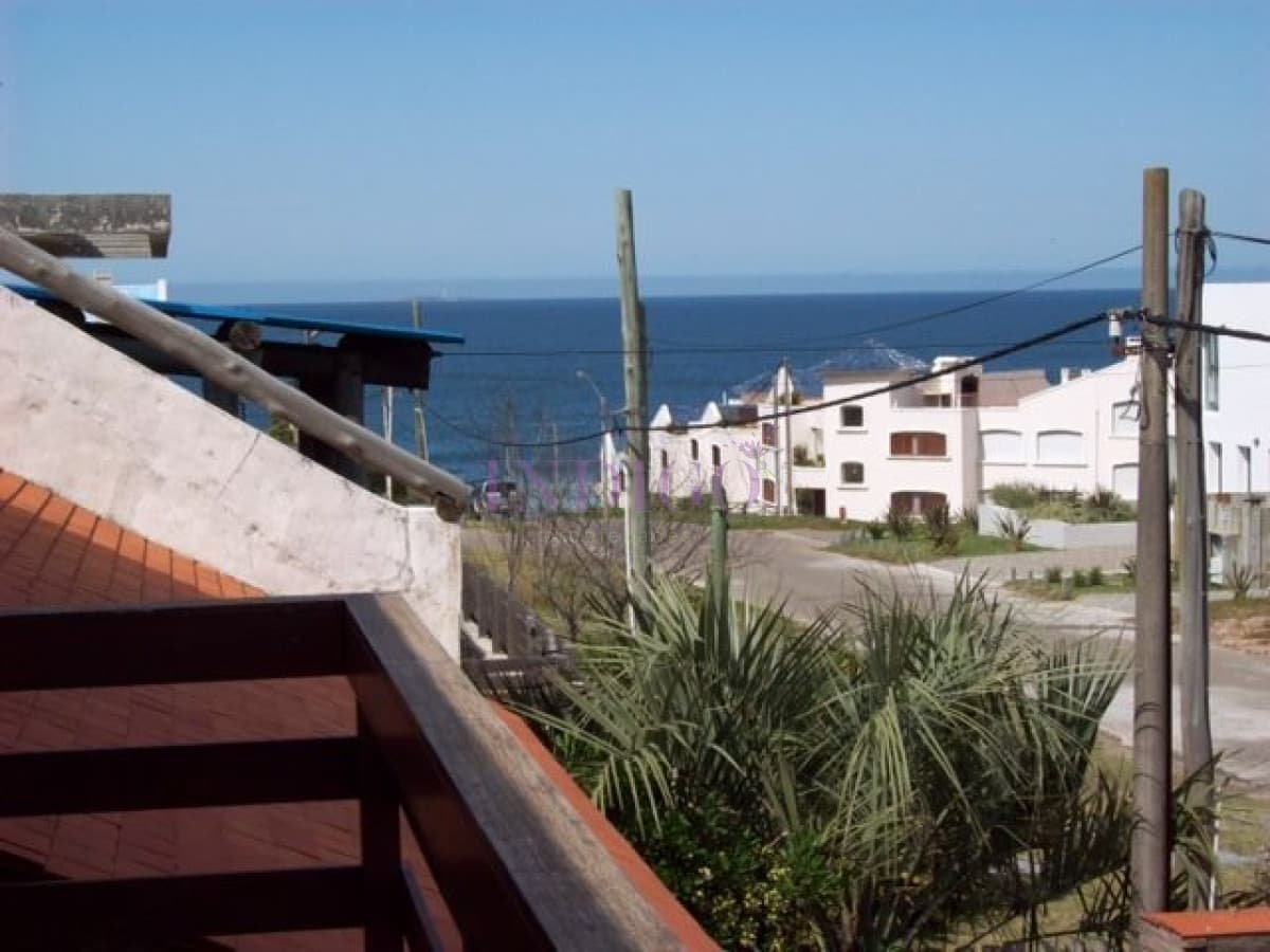 Casa en alquiler en pleno Manantiales, 3 dormitorios mas dependencia de servicio. - Indigo Propiedades