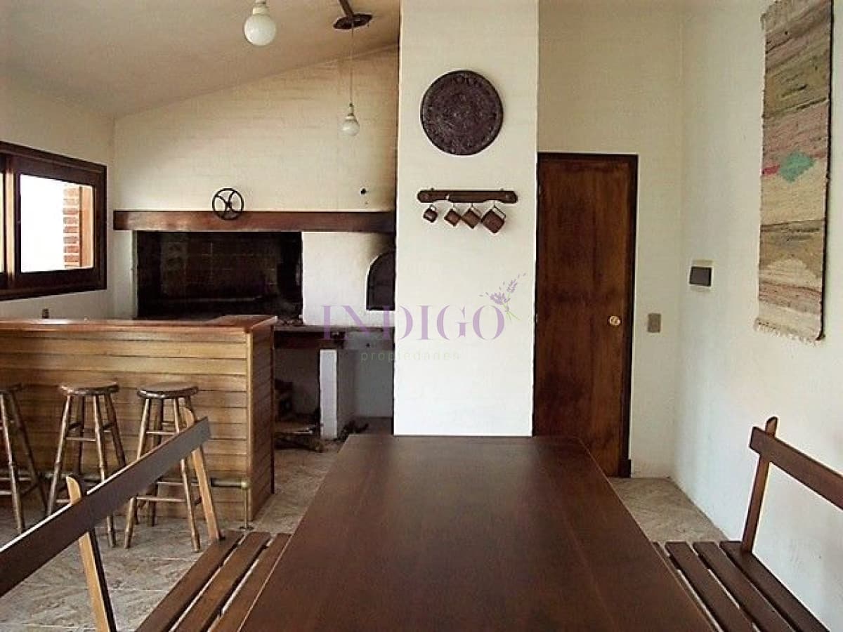 Casa en alquiler en pleno Manantiales, 3 dormitorios mas dependencia de servicio. - Indigo Propiedades