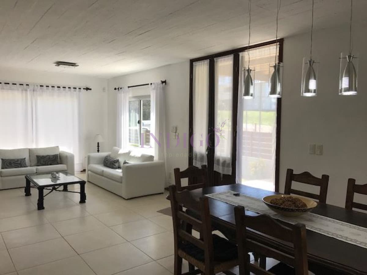 Casa en Montoya de  4 dormitorios en alquiler. - Indigo Propiedades