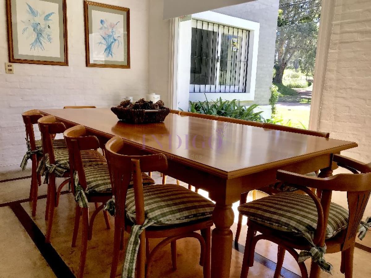 Casa en alquiler a pasitos de la playa Brava, 3 dormitorios mas dependencia de servicio. - Indigo Propiedades