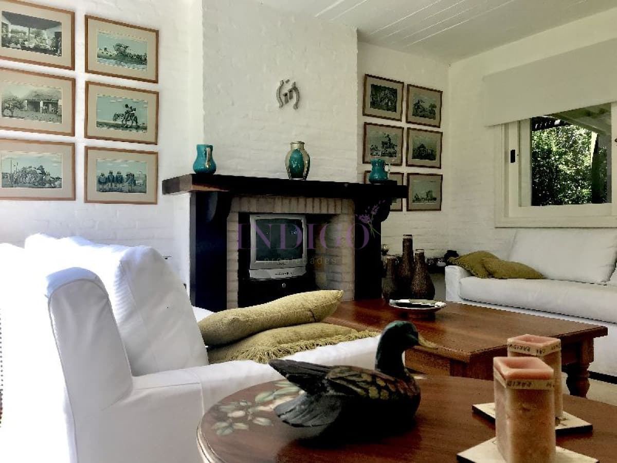 Casa en alquiler a pasitos de la playa Brava, 3 dormitorios mas dependencia de servicio. - Indigo Propiedades