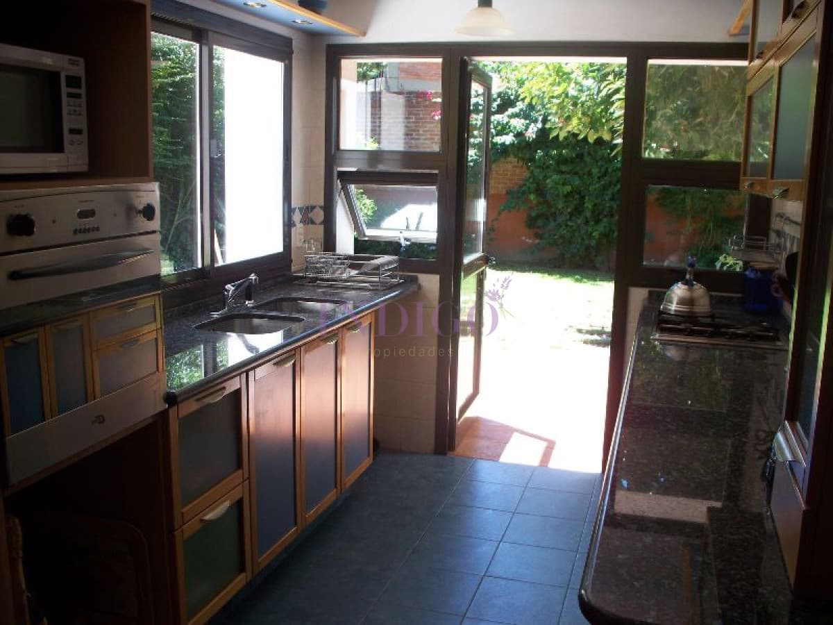 Casa en alquiler en la mansa, amplia con 3 dormitorios y jardín - Indigo Propiedades