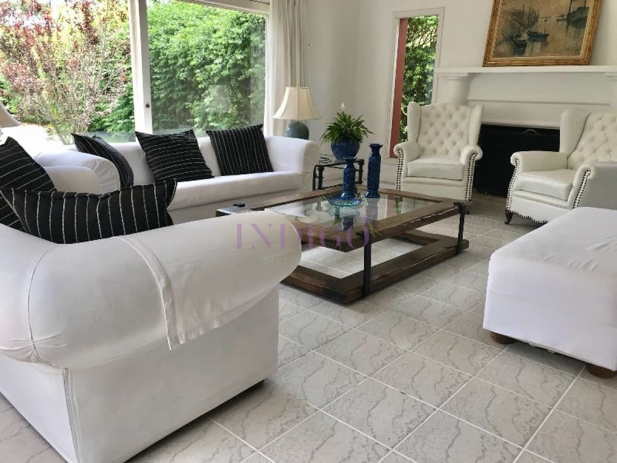 Casa en alquiler a pasitos de la playa Brava, 4 dormitorios mas dependencia de servicio. - Indigo Propiedades