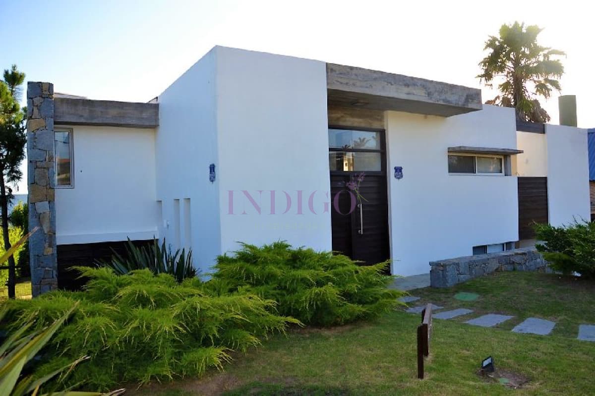 Espectacular casa en venta y alquiler con toda la vista al mar en la zona mas exclusiva de Punta del Este. - Indigo Propiedades
