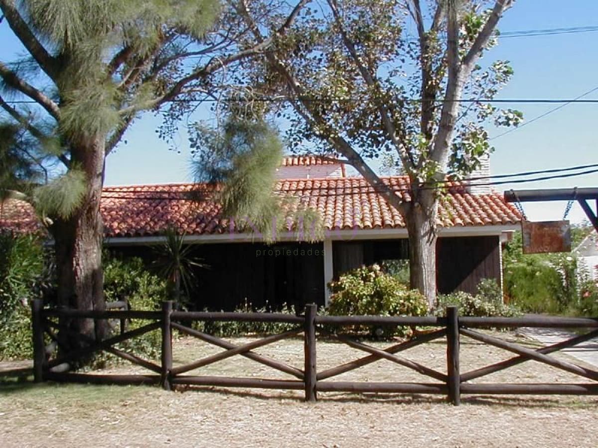Casa en venta y alquiler en  La Barra de la ruta al agua. 3 dormitorios màs dependencia de servicio. - Indigo Propiedades
