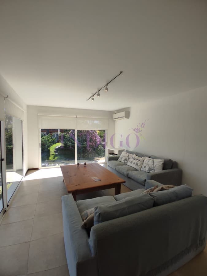 Muy buena casa en alquiler a pasitos del agua en Montoya, 5 dormitorios . - Indigo Propiedades