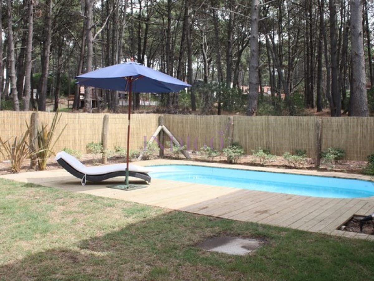 Casa en venta y alquiler en pleno Montoya, 6 dormitorios mas dependencia de servicio. - Indigo Propiedades