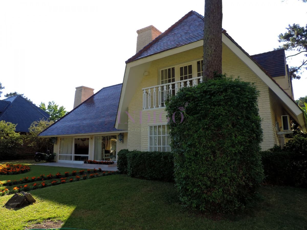 Amplia casa en Venta, 5 dormitorios, 5 baños, con piscina y parrillero, amplio terreno. - Indigo Propiedades