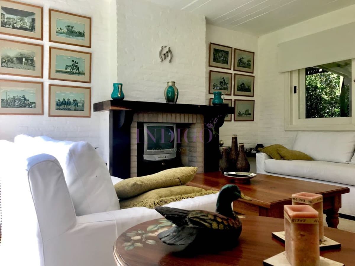 Casa en alquiler a pasitos de la playa Brava, 3 dormitorios mas dependencia de servicio. - Indigo Propiedades