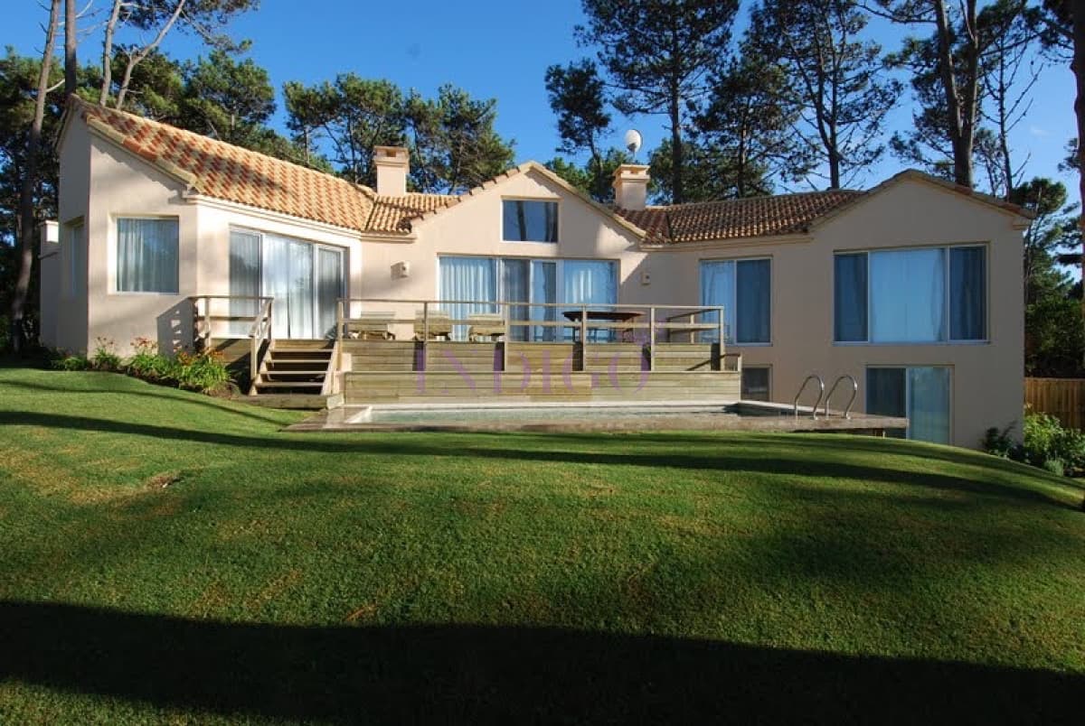 Laguna blanca, casa de 5 dormitorios y dependencia - Indigo Propiedades