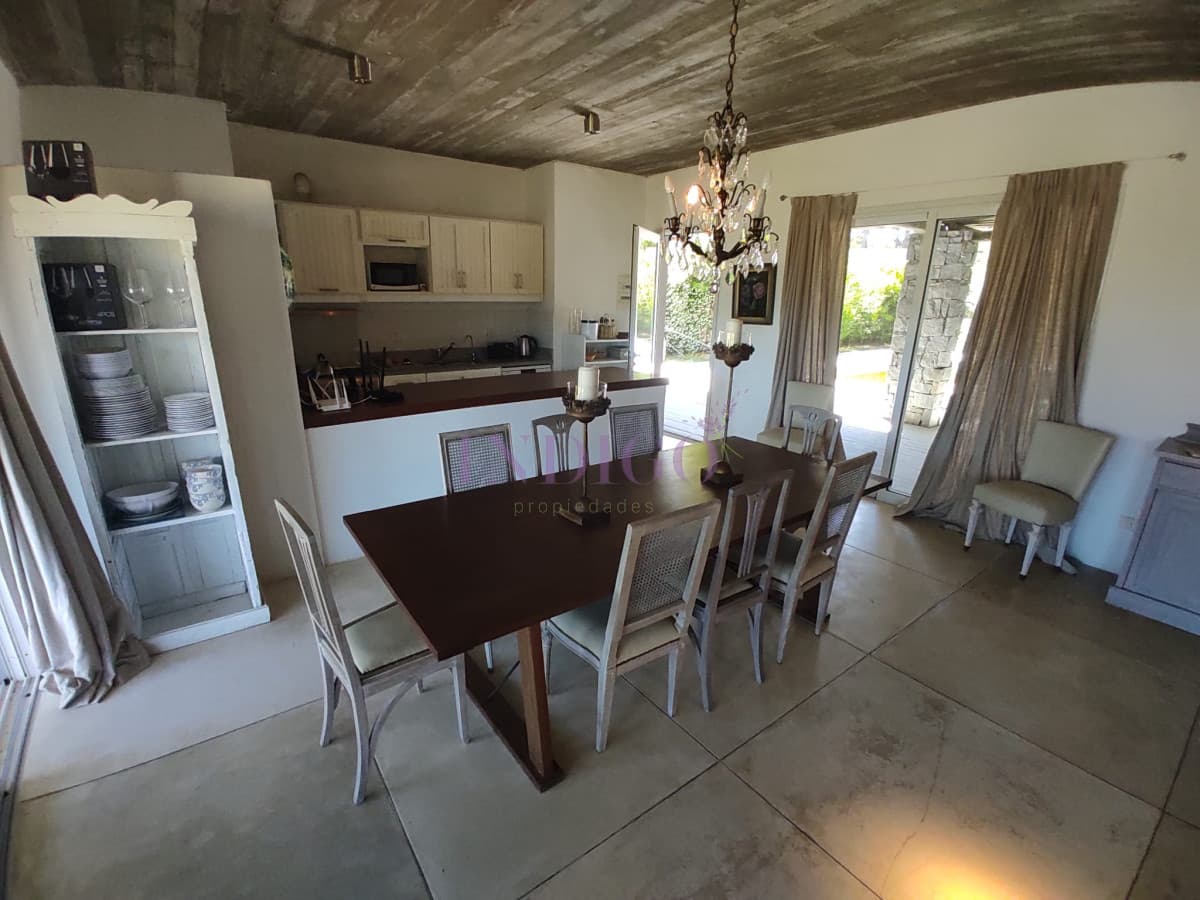 Casa en Pinar del Faro, piscina y parrillero, 4 Dormitorios mas playroom y servicio - Indigo Propiedades