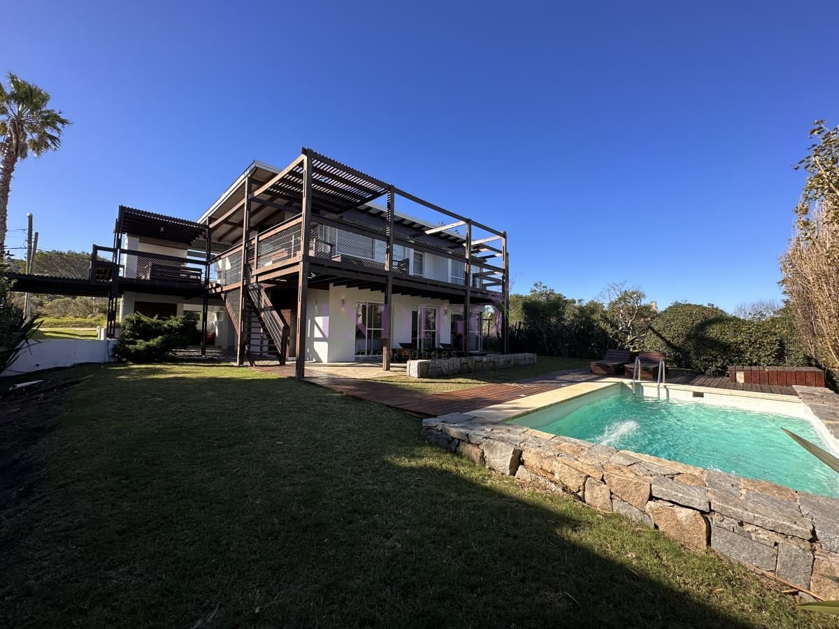 Espectacular casa en venta y alquiler con toda la vista al mar en la zona mas exclusiva de Punta del Este. - Indigo Propiedades