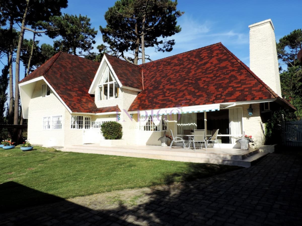 Amplia casa en Venta, 5 dormitorios, 5 baños, con piscina y parrillero, amplio terreno. - Indigo Propiedades