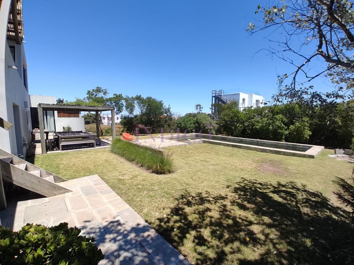 Hermosa y amplia casa en José Ignacio, muy cómoda, 5 dormitoritos, piscina y parrillero! - Indigo Propiedades