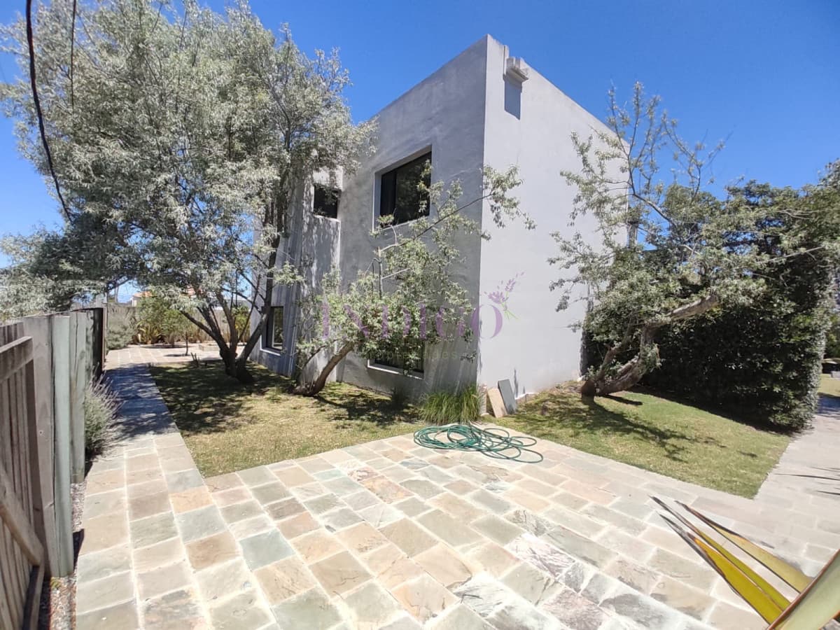Hermosa y amplia casa en José Ignacio, muy cómoda, 5 dormitoritos, piscina y parrillero! - Indigo Propiedades