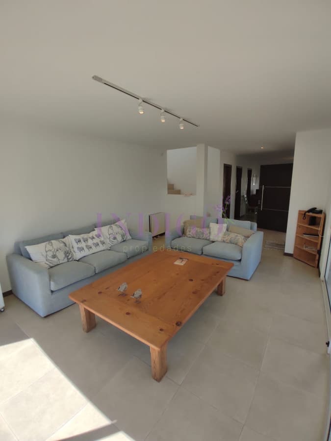 Muy buena casa en alquiler a pasitos del agua en Montoya, 5 dormitorios . - Indigo Propiedades