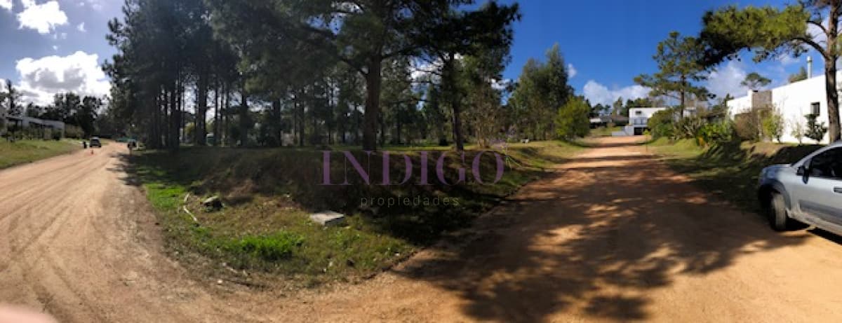 Terreno esquinero en venta Barrio privado con todo los servicios. - Indigo Propiedades