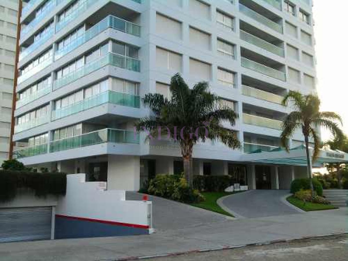 Muy buen Departamento en alquiler frente al mar en playa Mansa . - Indigo Propiedades