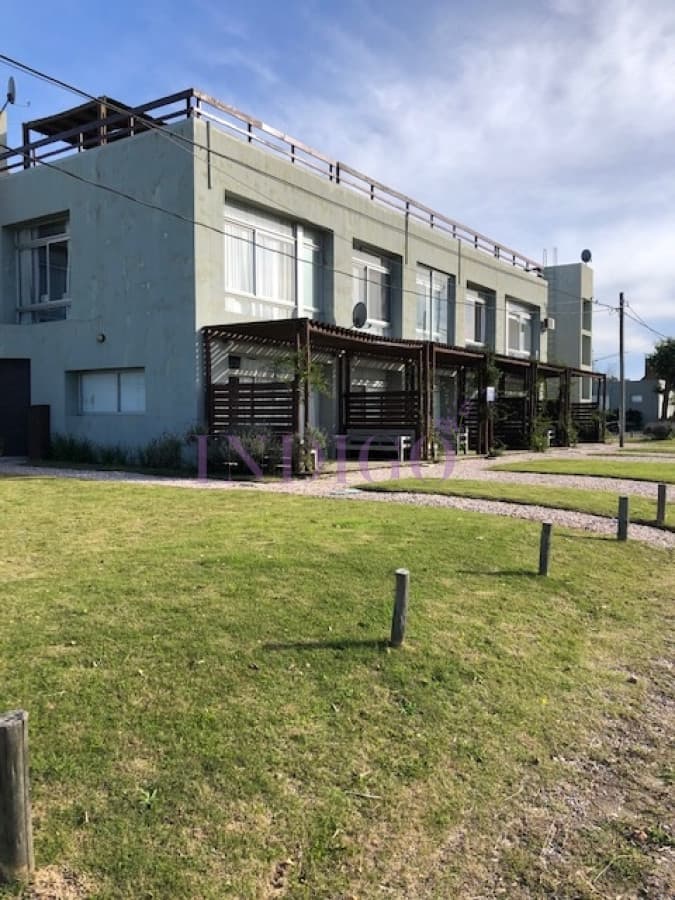 En alquiler departamento en Manantiales. - Indigo Propiedades