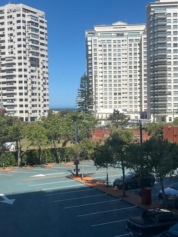 Apartamento en parada 4 de la mansa en edificio ubicado frente a la mansa.