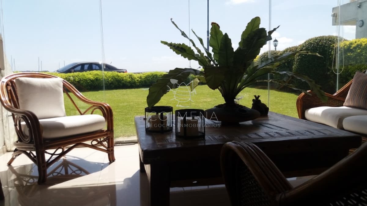 Apartamento en muy buena ubicacion, de 3 dor, 3 baños con excelente vista al puerto.