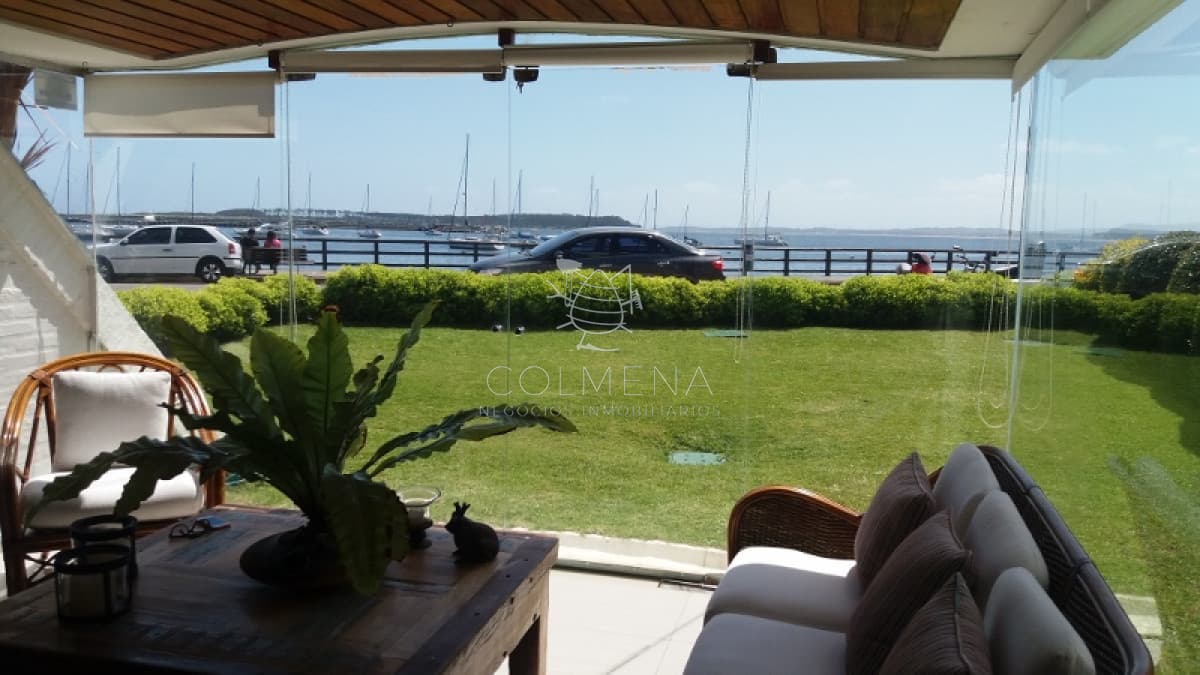 Apartamento en muy buena ubicacion, de 3 dor, 3 baños con excelente vista al puerto.