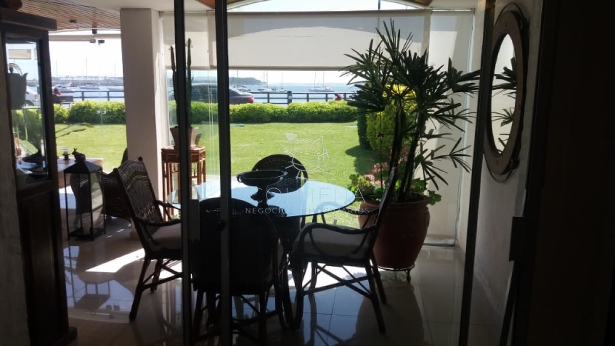 Apartamento en muy buena ubicacion, de 3 dor, 3 baños con excelente vista al puerto.