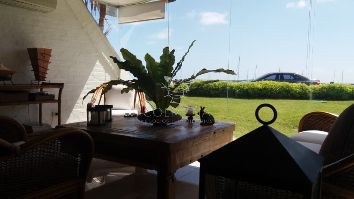 Apartamento en muy buena ubicacion, de 3 dor, 3 baños con excelente vista al puerto.