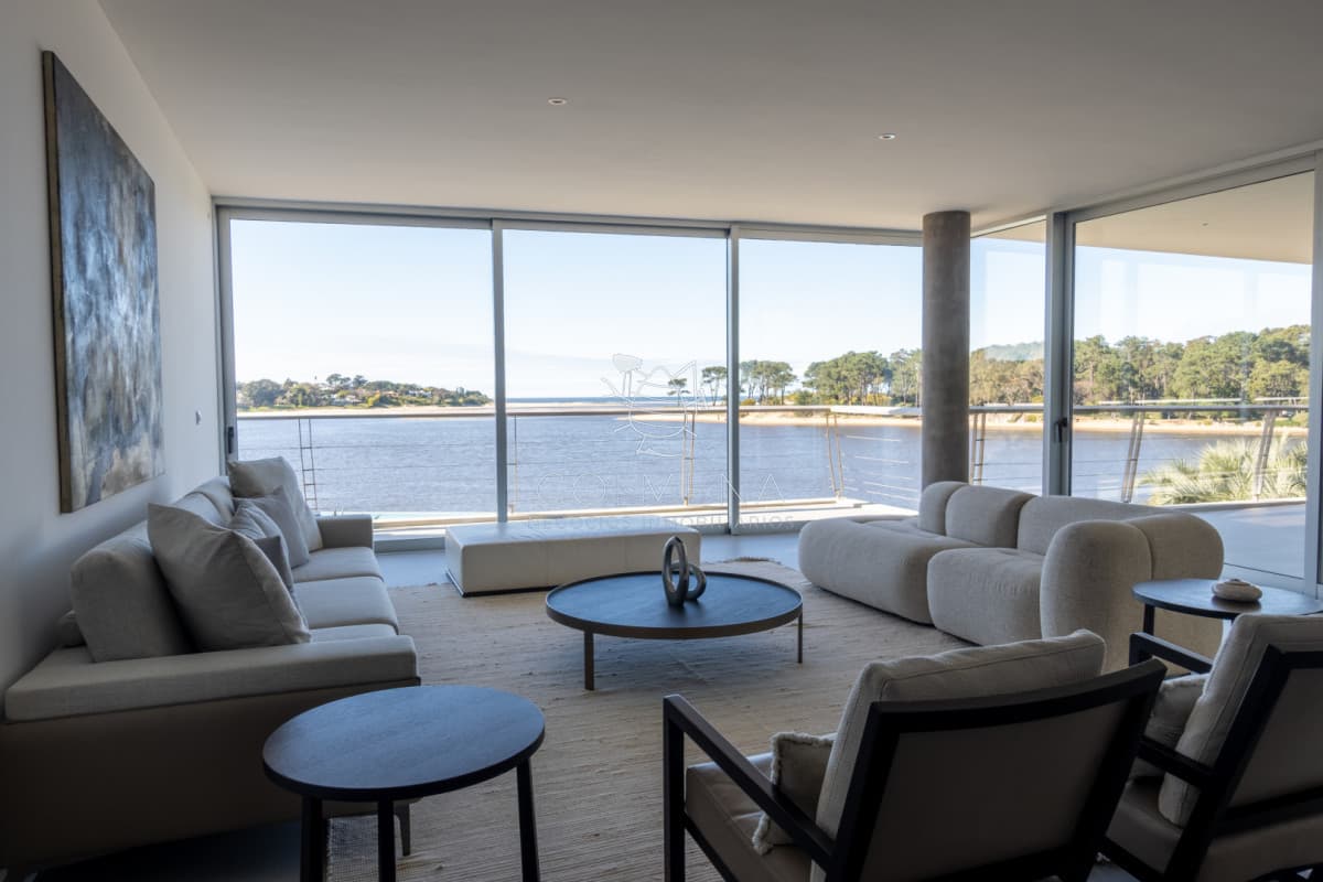 Apartamento sobre arroyo Maldonado y puente la Barra