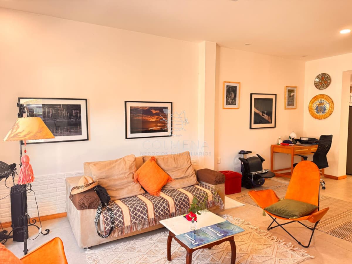 EN VENTA! Espectacular casa reciclada a nueva, con dos apartamentos independientes al fondo. IDEAL PARA RENTA!