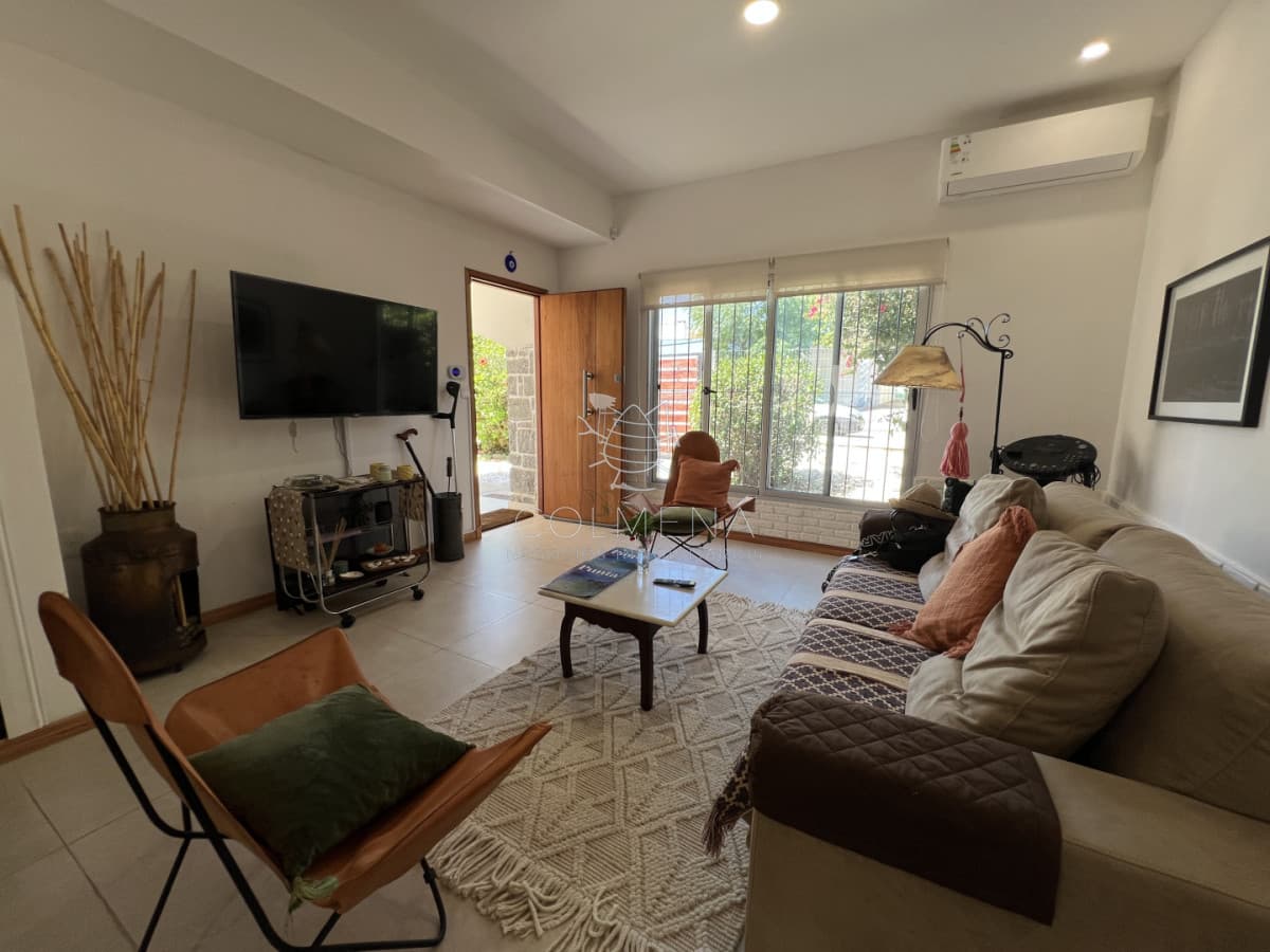 EN VENTA! Espectacular casa reciclada a nueva, con dos apartamentos independientes al fondo. IDEAL PARA RENTA!
