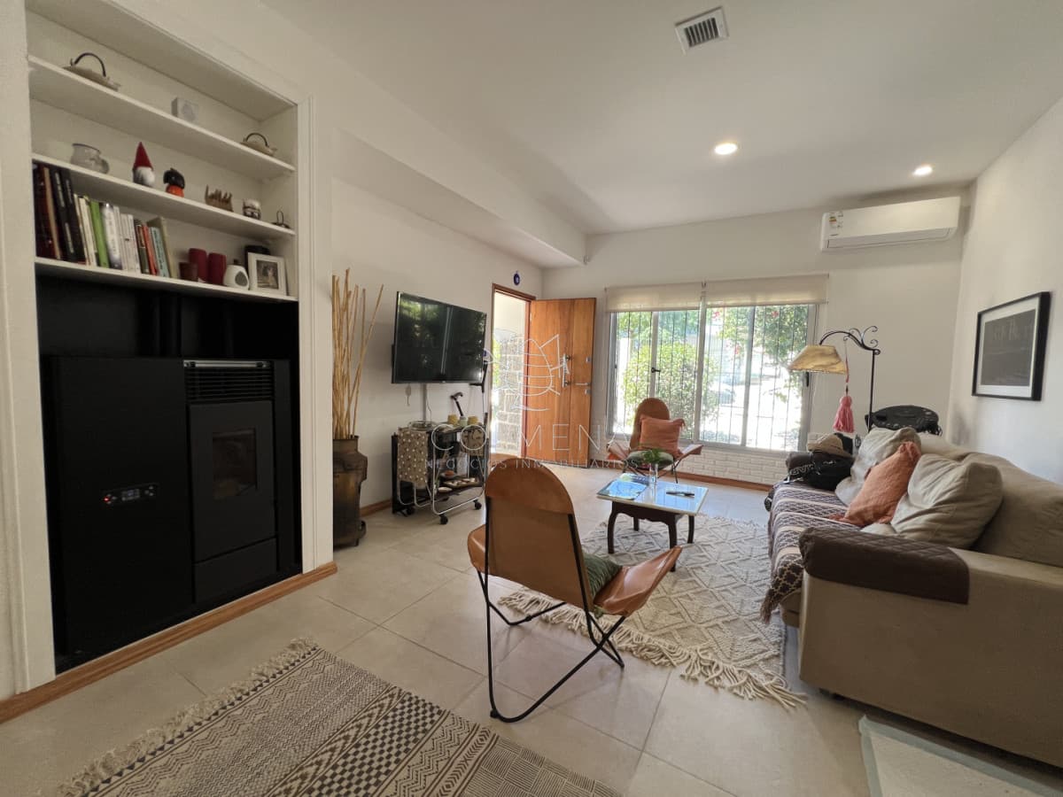 EN VENTA! Espectacular casa reciclada a nueva, con dos apartamentos independientes al fondo. IDEAL PARA RENTA!