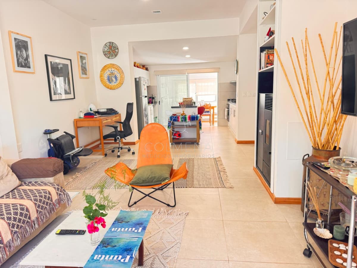 EN VENTA! Espectacular casa reciclada a nueva, con dos apartamentos independientes al fondo. IDEAL PARA RENTA!