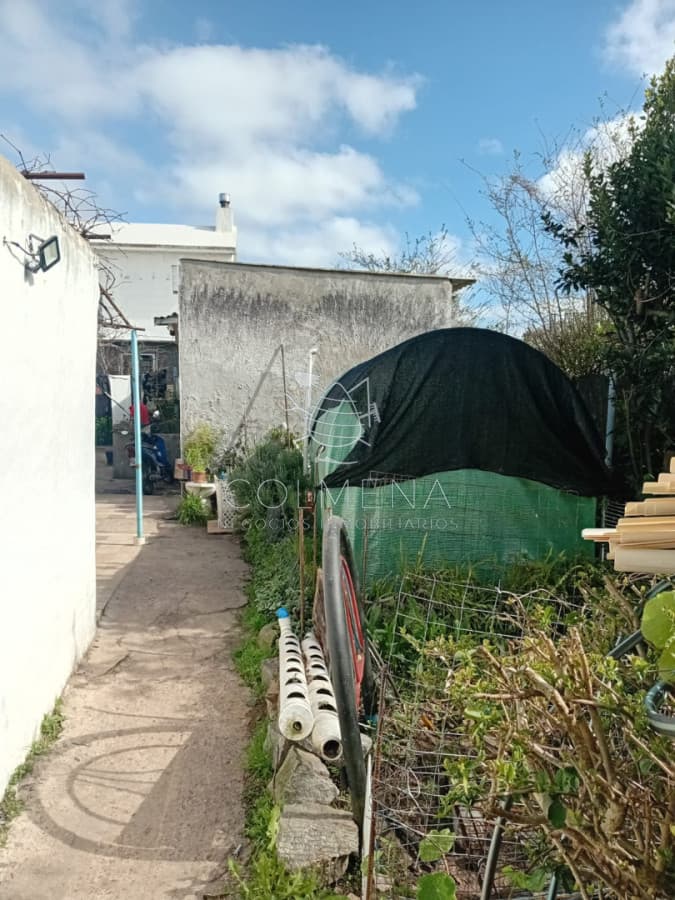 Terreno cuenta con 3 apartamentos en Barrio Maldonado Nuevo - ideal para renta.