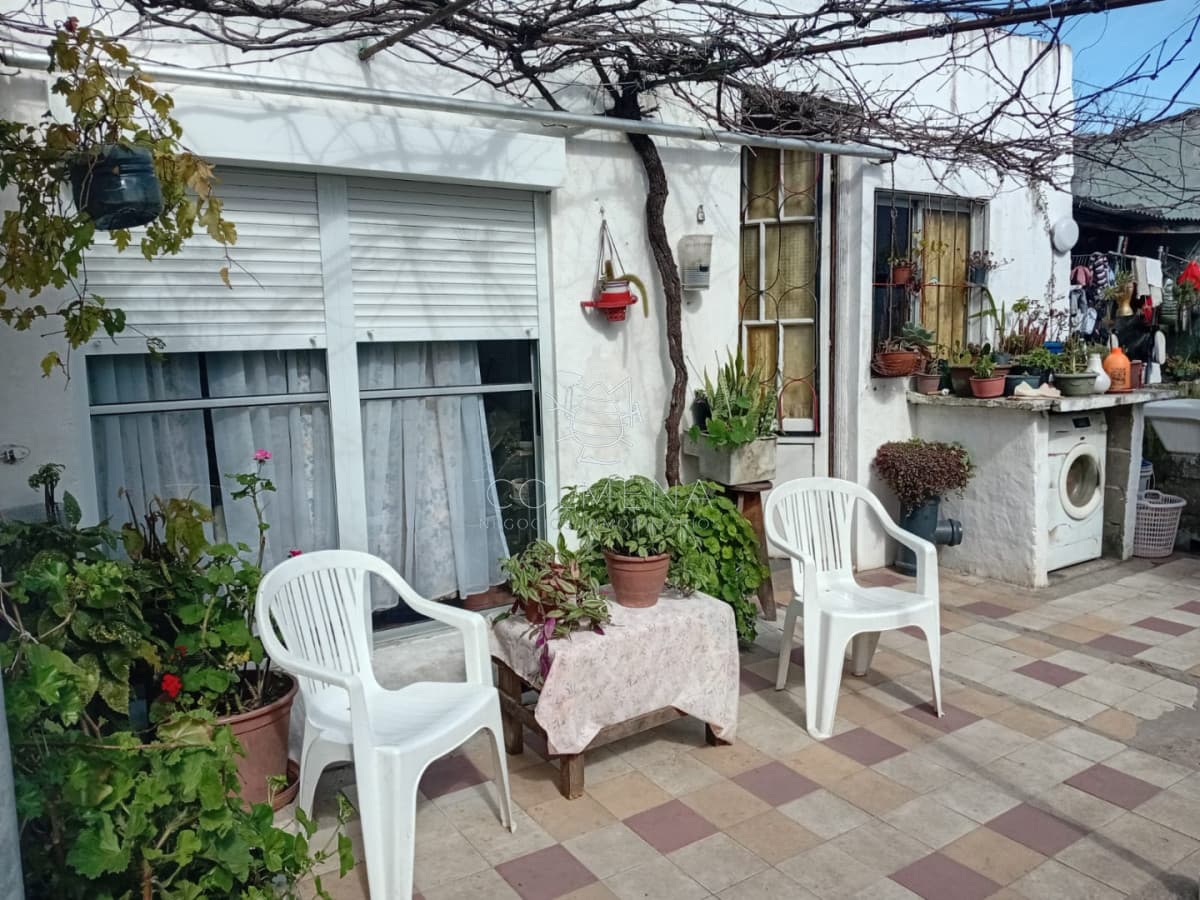 Terreno cuenta con 3 apartamentos en Barrio Maldonado Nuevo - ideal para renta.