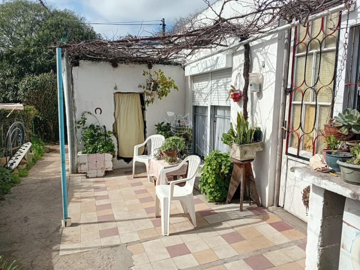 Terreno cuenta con 3 apartamentos en Barrio Maldonado Nuevo - ideal para renta.